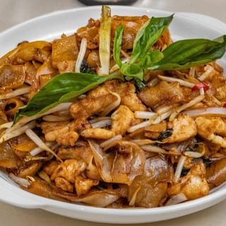 Chicken Drunken Noodles (鸡肉九层塔河粉)